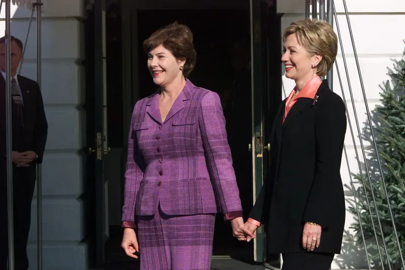 Laura Bush I Hillary Rodham Clinton, 2000 r. / (Photo by Harry Hamburg/NY Daily News Archive via Getty Images)