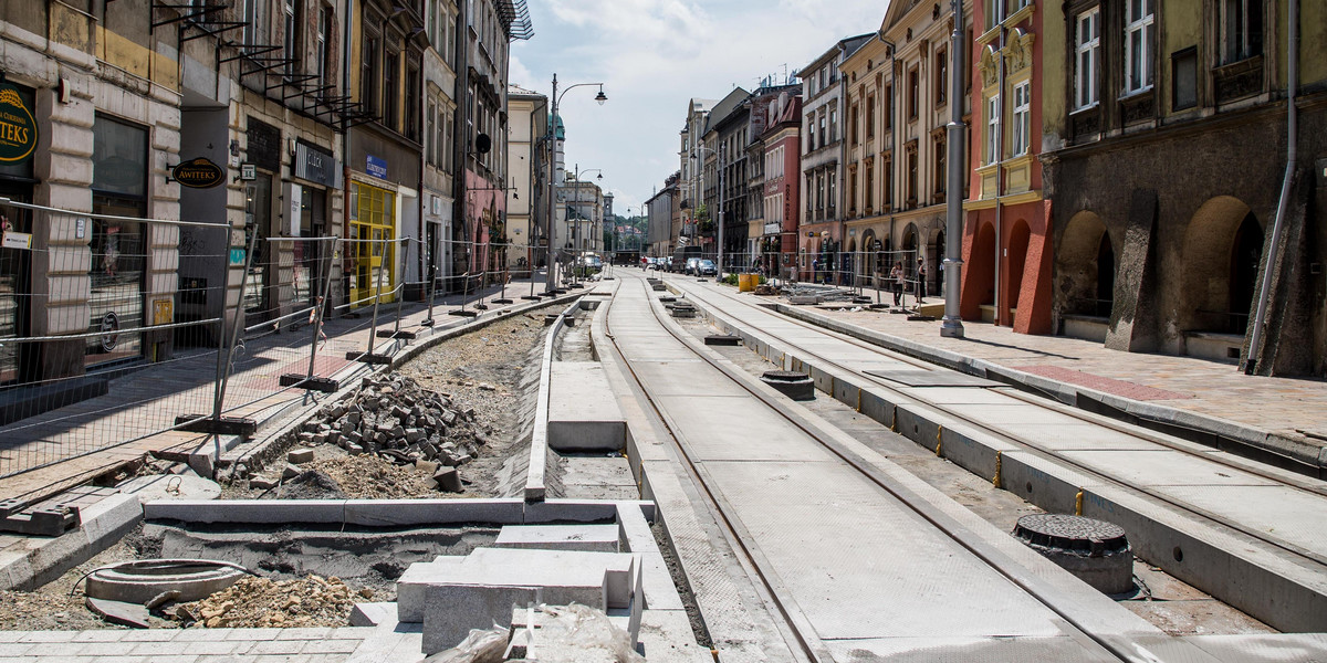 Fuszerka na Krakowskiej. Położyli nowy beton i już go zrywają