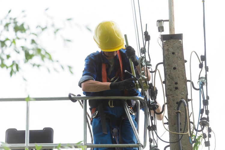Poznań. Pracownicy firmy energetycznej usuwają skutki nawałnicy