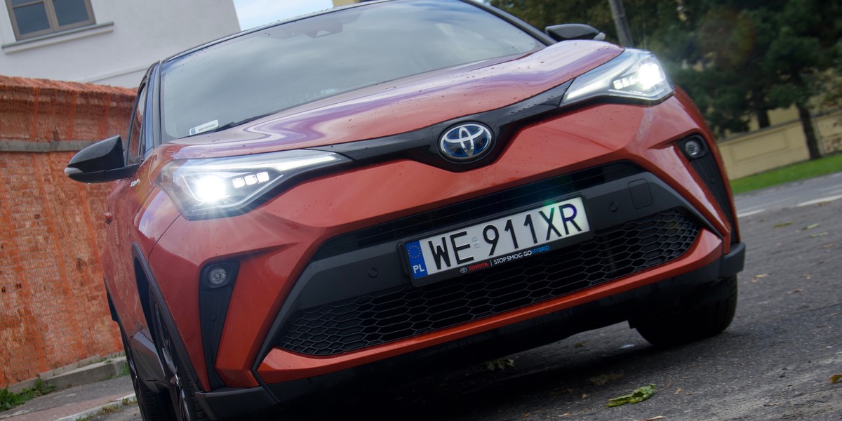 Toyota C-HR to crossover z napędem hybrydowym. Charakteryzuje go sportowa sylwetka i dużo miejsca we wnętrzu. 