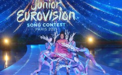 Jacek Kurski wręczył kwiaty Sarze James. 'Twój występ napełnił nas dumą'