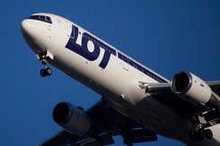 Zwolnienia w LOT. Jest porozumienie przewoźnika ze związkami zawodowymi