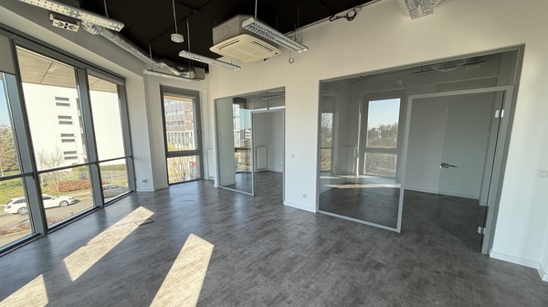 Dla firm ważny jest także dostęp do wspólnych przestrzeni: sal konferencyjnych, przestrzeni coworkingowych czy kuchni, sprzyjających integracji zespołów i wymianie doświadczeń między różnymi firmami. 