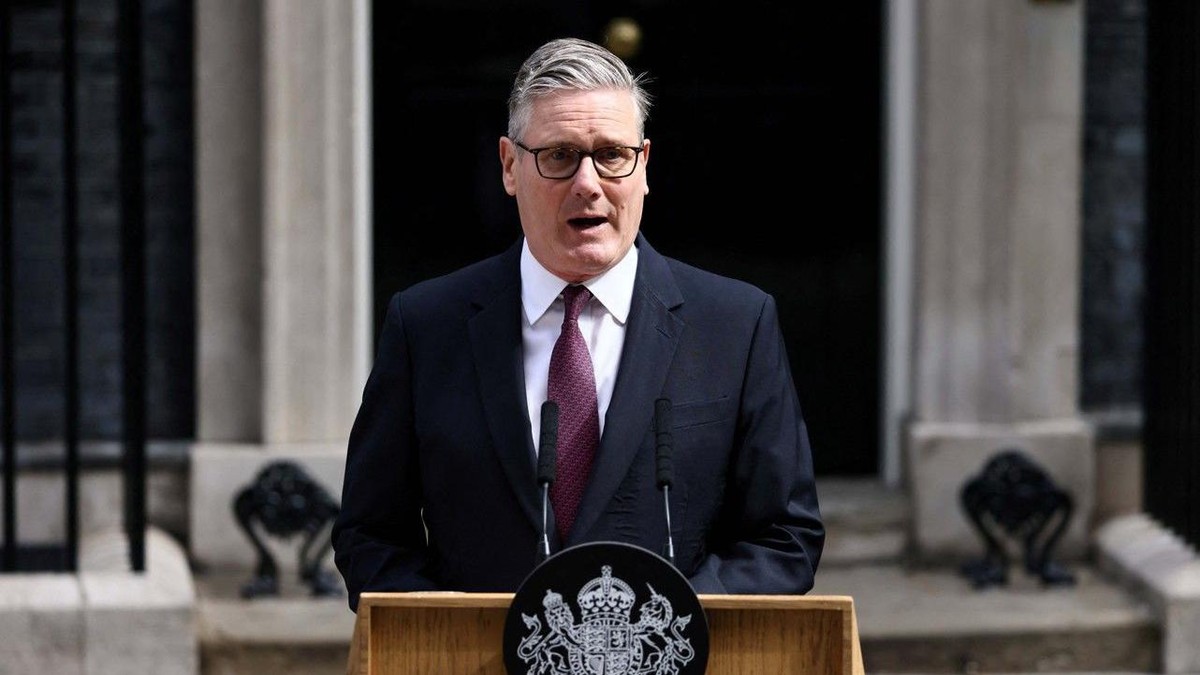 Kir Starmer obratio se novinarima ispred sedišta Vlade i objavio da se povlači sa mesta premijera | Foto: REUTERS/Jack Taylor