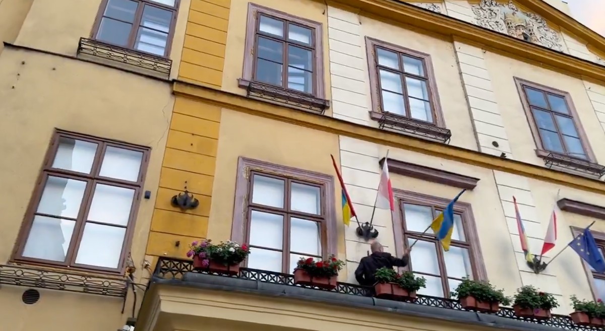 Bronisław Foltyn zamienia flagi ukraińskie na polskie na balkonie ratusza w Cieszynie