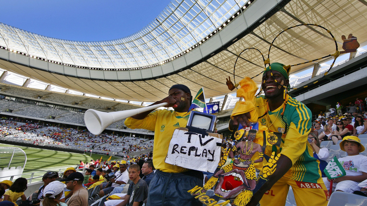 FIFA oznajmiła, że nie ma się co obawiać pustych miejsc na stadionach podczas mistrzostw świata w RPA, które rozpoczną się w czerwcu - podaje portal fourfourtwo.com.
