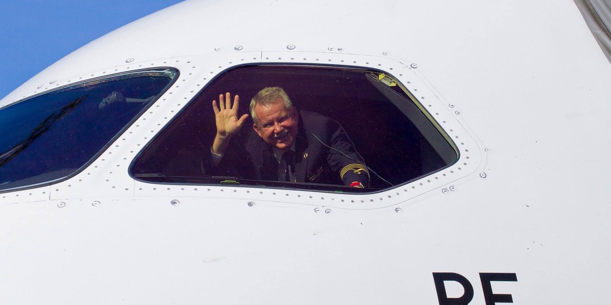 Kpt. Jerzy Makula po 38 latach w PLL LOT odchodzi na emeryturę. Jest jednym z najbardziej utytułowanych pilotów w Polsce, pasjonuje się też akrobacją szybowcową