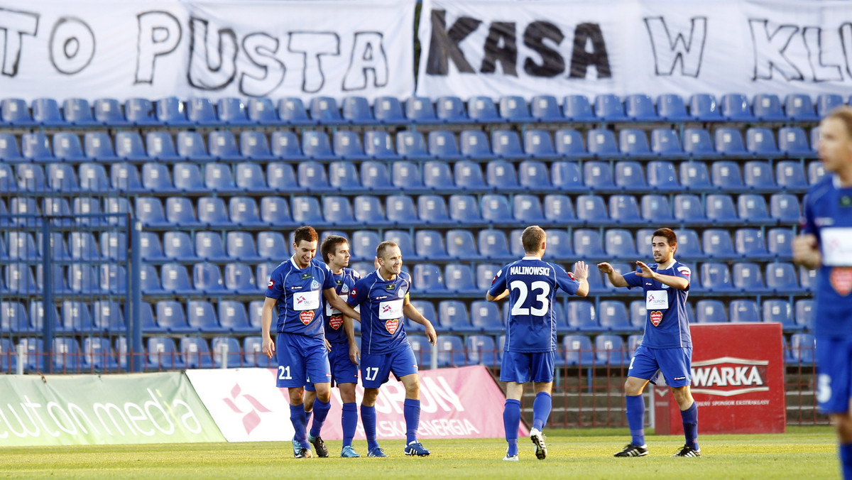 W chorzowskim Ruchu dzieje się coraz gorzej. Kibice odwracają się od ukochanego klubu, bo uważają, że działacze ich oszukują i sami działają na szkodę Niebieskich, o czym informuje "Sport". Fani dali temu wyraz podczas niedzielnego meczu z Koroną Kielce. "Najpierw obiecujecie, potem kradniecie" - to tylko jeden z transparentów, który wisiał na ogrodzeniu trybun przy Cichej.