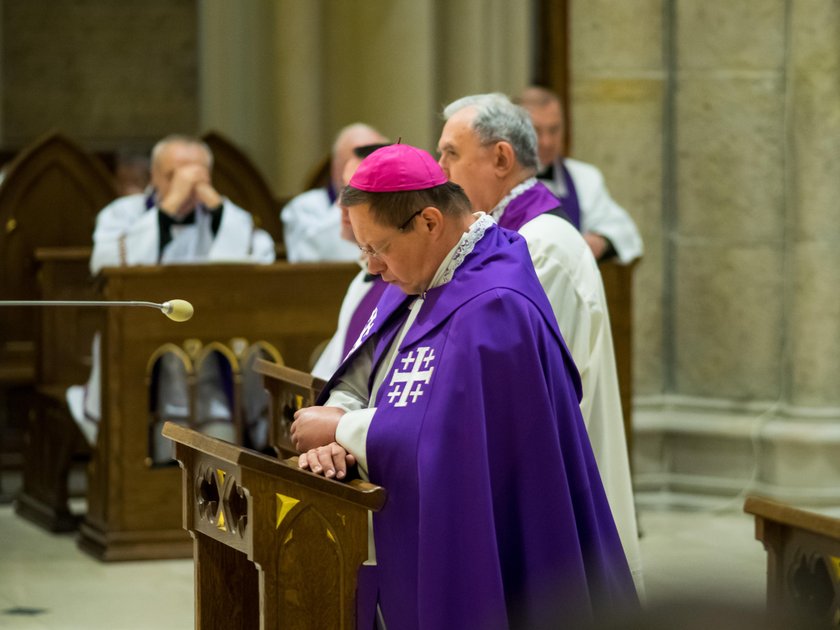 "Wyznajemy, że chroniliśmy winowajców i uciszaliśmy krzywdzonych". Mocne słowa abp. Rysia o pedofilii