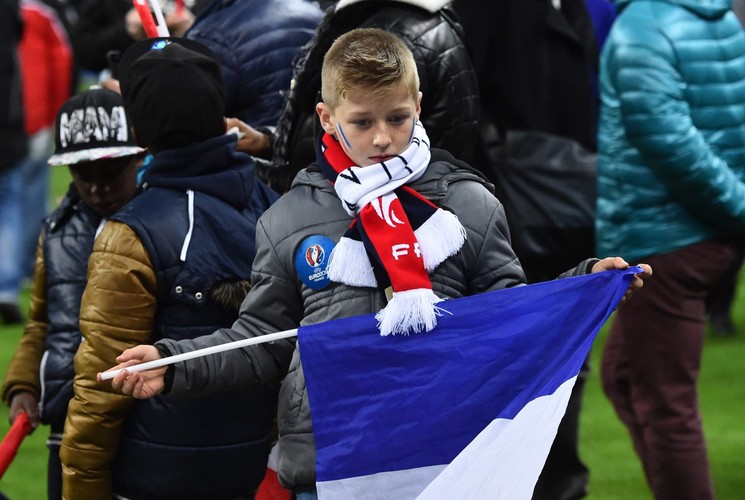 Zamachy terrorystyczne w Paryżu. Kibice bali się opuszczać Stade de France