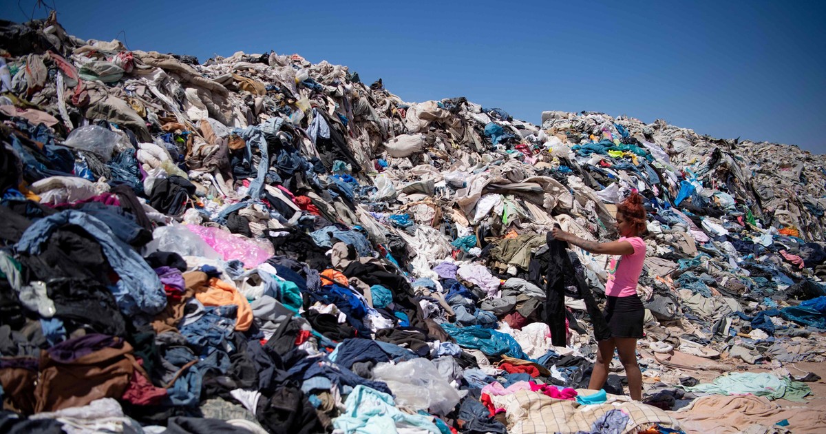 Góra wstydu z ubrań. "Firmy odzieżowe robią ze świata śmietnisko"