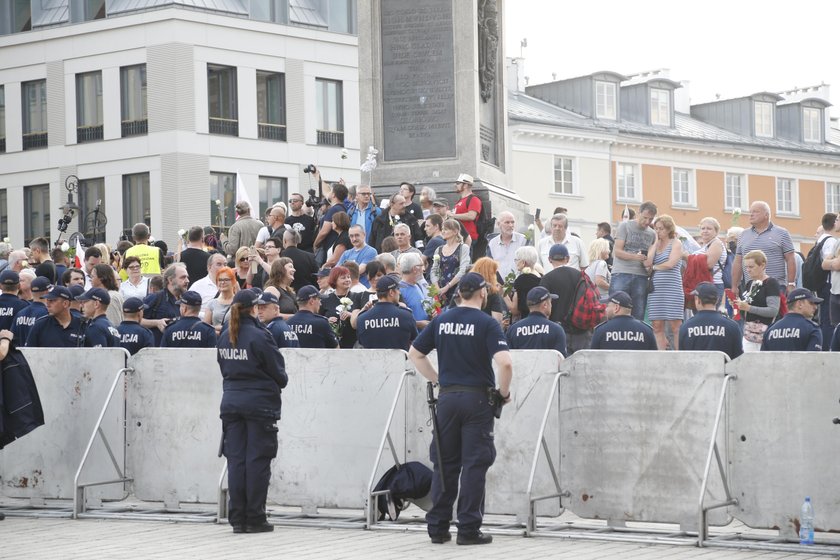 Obchody miesięcznicy smoleńskiej. Krakowskie Przedmieście odgrodzone