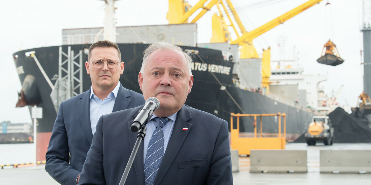 Wojciech Dąbrowski, prezes PGE. Na drugim planie: Łukasz Greinke prezes zarzadu Port Gdansk. 