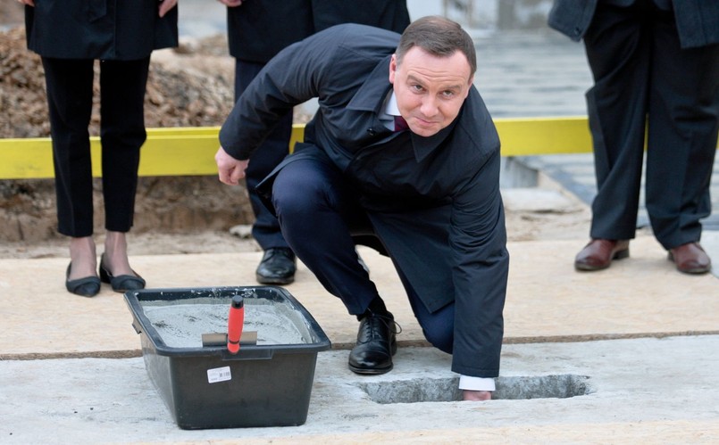 Prezydent podczas uroczystości wmurowania kamienia węgielnego pod rozbudowę szkoły podstawowej