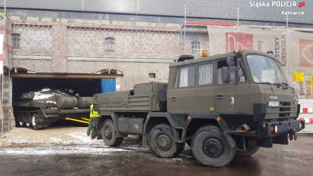 Transport czołgu do muzeum przy kopalni Wujek