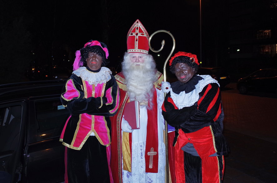 Sinterklaas, holenderski Święty Mikołaj, i jego "niepoprawni politycznie" pomocnicy