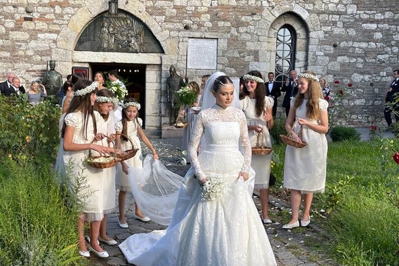 OVAKO JE IZGLEDALO VENČANJE MINE SOVTIĆ I LUKE Ćerka Anice Dobre se tada baš iznervirala: Nije htela da baca bidermajer, gosti prsnuli u smeh
