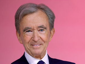 Egy férfi uralja Carrie Bradshaw gardróbját – és még csak nem is hallottál róla. Ki az a Bernard Arnault?