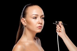 Makijaż natryskowy - czy warto się w to bawić?