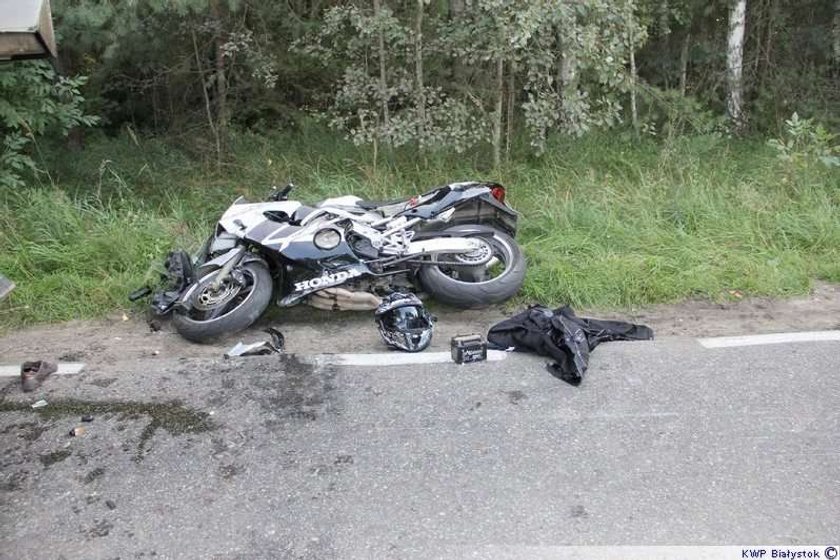 Motocyklista wbił się w naczepę. Nie żyje. FOTY