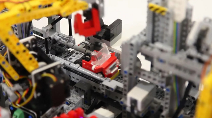 Ez az automatizált Lego autó-összeszerelő gépezet apró játékautókat épít, pont úgy, mint egy igazi gyár / Fotó: Danny's Lab