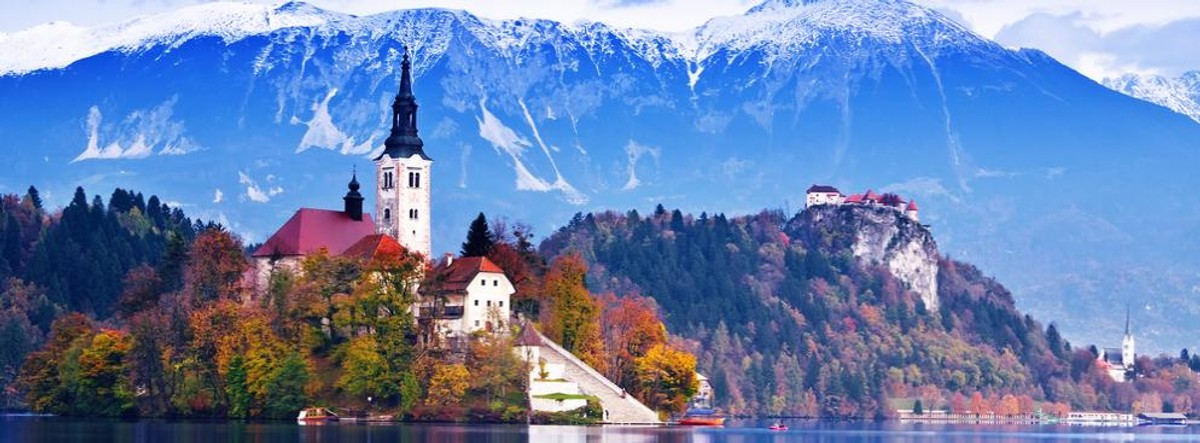 Słowenia – to malutkie państwo, otoczone jest takimi gigantami turystycznymi jak: Włochy, Austria i Chorwacja. Turyści często zapominają o pobliskiej Słowenii. A to duży błąd- bowiem to właśnie ona jest najtańszą alternatywą dla wszystkich miłośników podróży. A sama Słowenia oferuje bogactwo różnych form wypoczynku: można jeździć na nartach, można leżeć plackiem na plaży, można uprawiać spływy kajakowe. W Słowenii naprawdę można tanio zjeść i przenocować.