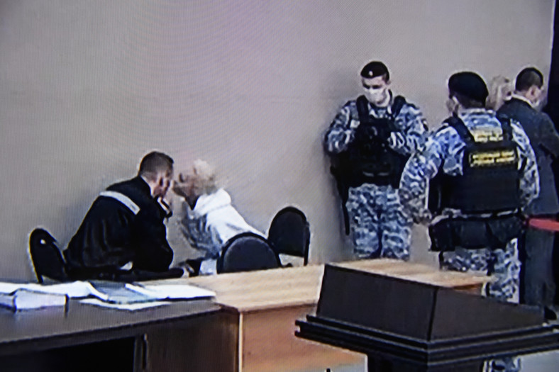 Julia i Aleksiej Nawalny podczas rozprawy przed sądem w Moskwie.