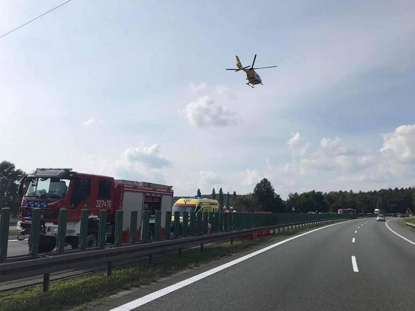 Małżeństwo wyskoczyło z płonącego auta z butlami z gazem. Jest śledztwo