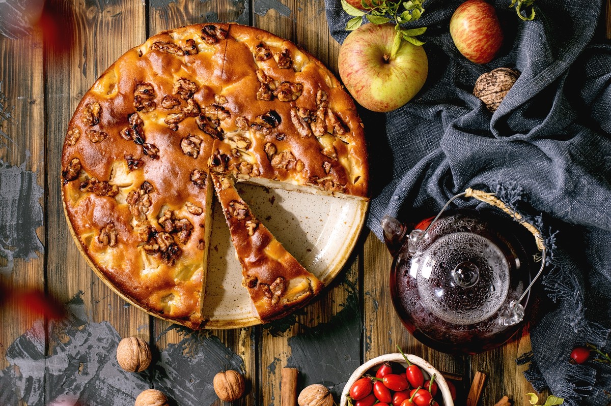 To ciasto z jabłkami i orzechami można piec nie tylko od święta. Jest szybkie w przygotowaniu.