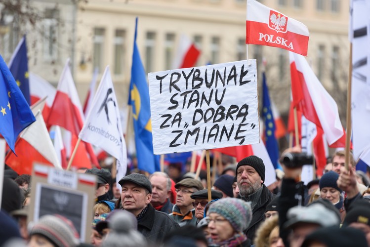 W Lublinie na położonym w centrum miasta Placu Litewskim w manifestacji KOD uczestniczyło kilkaset osób. Trzymali flagi narodowe i transparenty z napisami: 