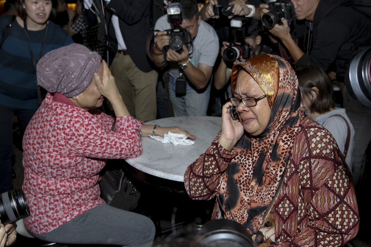 Bliscy ofiar katastrofy Boeinga 777 na lotnisku w Kuala Lumpur, Malezja, 17.07.2014