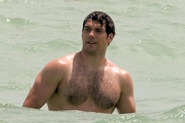 On je ubedljivo NAJZGODNIJI GLUMAC NA SVETU, a za njegovu ženu kažu da je ČIST PROSEK i da je MORAO LEPŠU: Ona učestvovala u RIJALITIJU i umalo mu UNIŠTILA KARIJERU