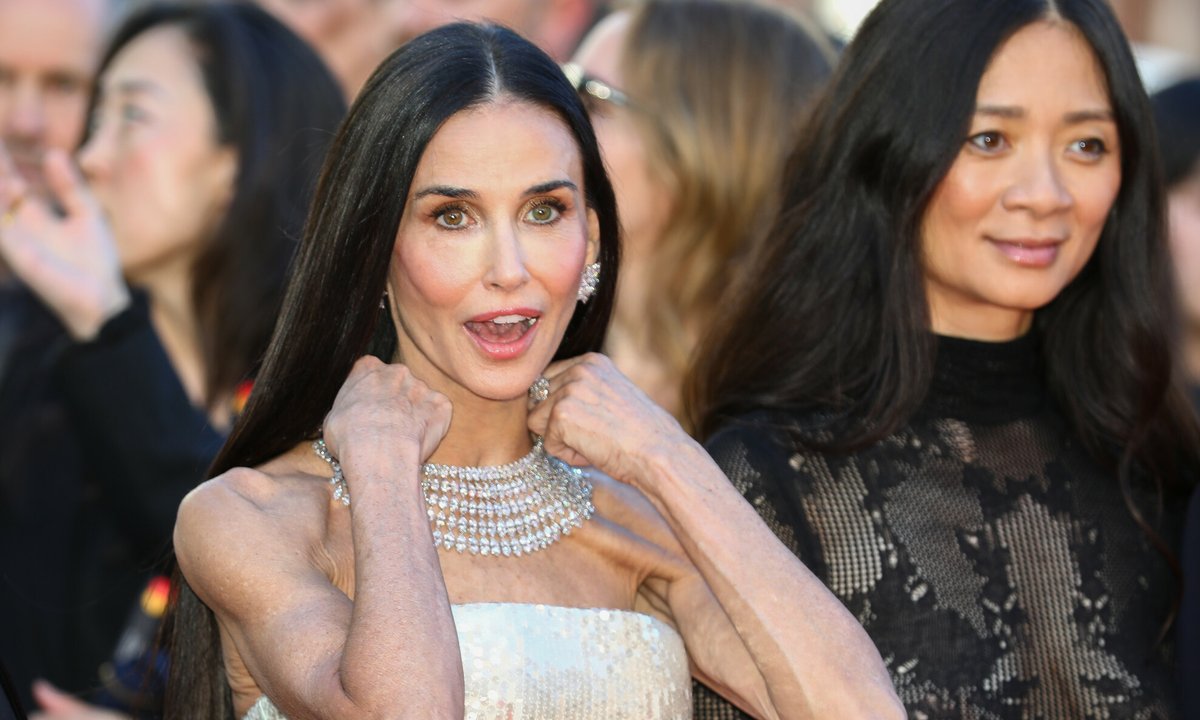 Demi Moore przyciąga uwagę na czerwonym dywanie w Cannes. Jej szczupłe ramiona wzbudziły niepokój fanów