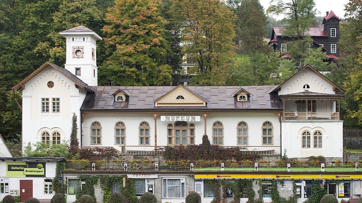 Muzeum Pienińskie w Szczawnicy (woj. małopolskie) będzie miało nową siedzibę, ponieważ dotychczasowa placówka, XIX-wieczna willa "Pałac", wróciła do spadkobierców dawnych właścicieli. Placówka jeszcze w tym roku może się przenieść do budynku dawnej strażnicy.