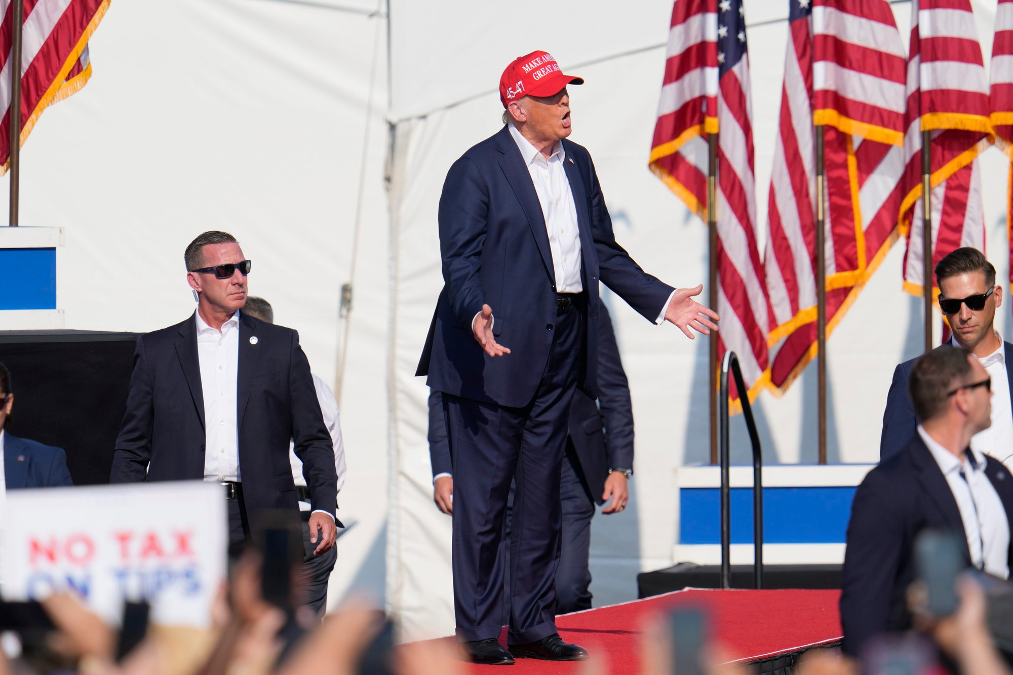 Na predvolebnom mítingu Donalda Trumpa sa strieľalo.