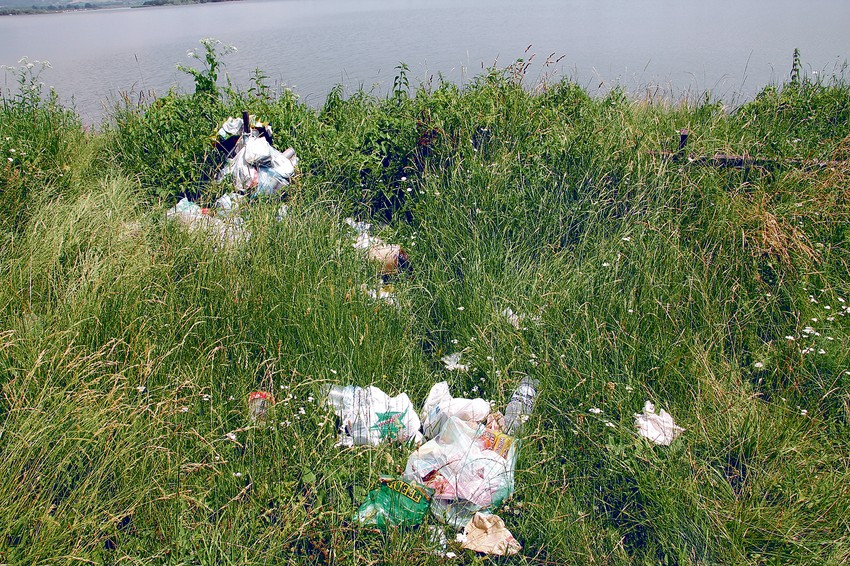 Jezero i njegove obale zagađuju posetioci, vikendaši, a smeće iz okolnih sela donose i njegove pritoke