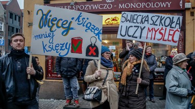 Problemy z religią w szkołach. Katechetka sprawdza w piątek kanapki uczniom i każe wyrzucić te z wędliną