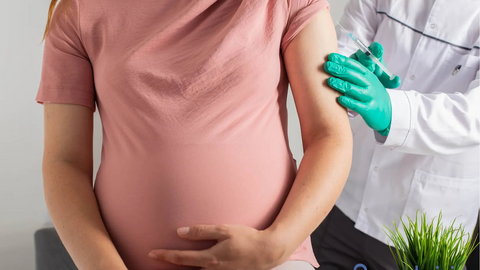 Szczepionka na krztusiec w ciąży - położna wyjaśnia