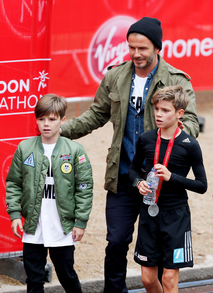 Cruz Beckham (z lewej) z tatą i bratem Romeo