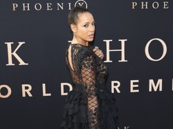 Tył przeciętny, a z przodu tylko zaklejone sutki. Aktorka podniosła temperaturę na premierze "Mrocznej Phoenix". FOTO