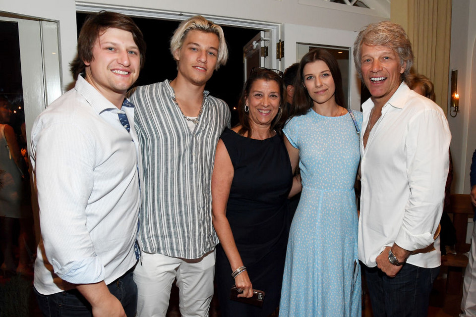 Sławni ojcowie i ich synowie: Jon Bon Jovi oraz Jesse Bongiovi i Jacob Bongiovi (na zdjęciu także: Dorothea Bon Jovi i Stephanie Bongiovi)