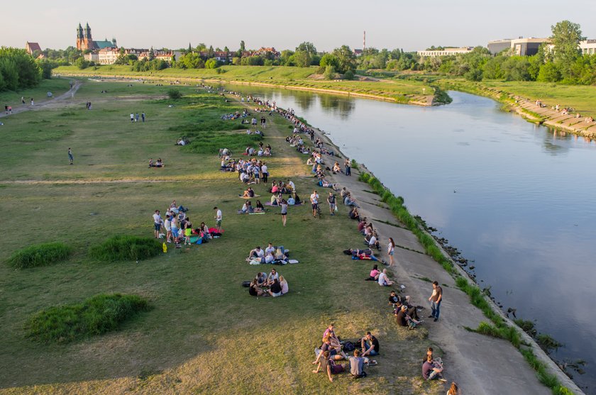 Staromiejscy radni chcą stworzenia stref zakazu picia nad Wartą