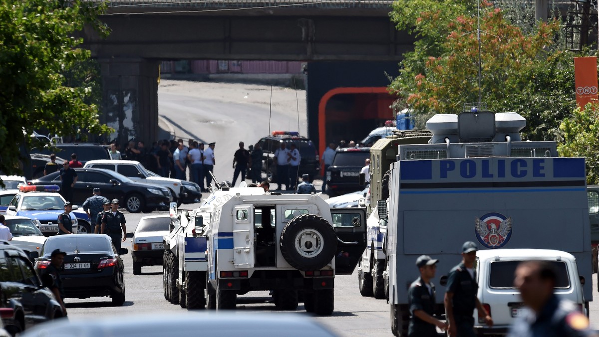 Władze Armenii wezwały napastników okupujących posterunek policji w stolicy kraju Erywaniu, by się poddali i wypuścili czterech zakładników, których przetrzymują od niedzieli. Wciąż trwają negocjacje w celu pokojowego rozwiązania sytuacji.