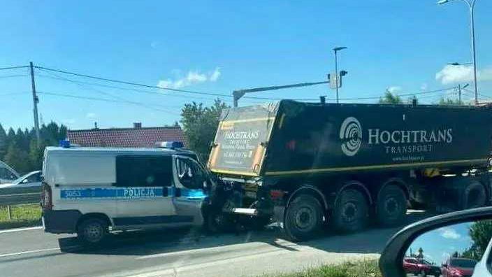Wypadek z udziałem radiowozu pod Kielcami. Ranny policjant trafił do szpitala