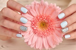 Migdał, plama i ombre - taki manicure jest modny tej wiosny