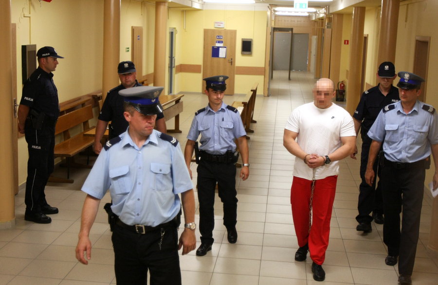 Wojciec W. prowadzony pod eskortą policji na salę sądową w Sądzie Okręgowym w Krakowie, 12 lipca 2010 r.