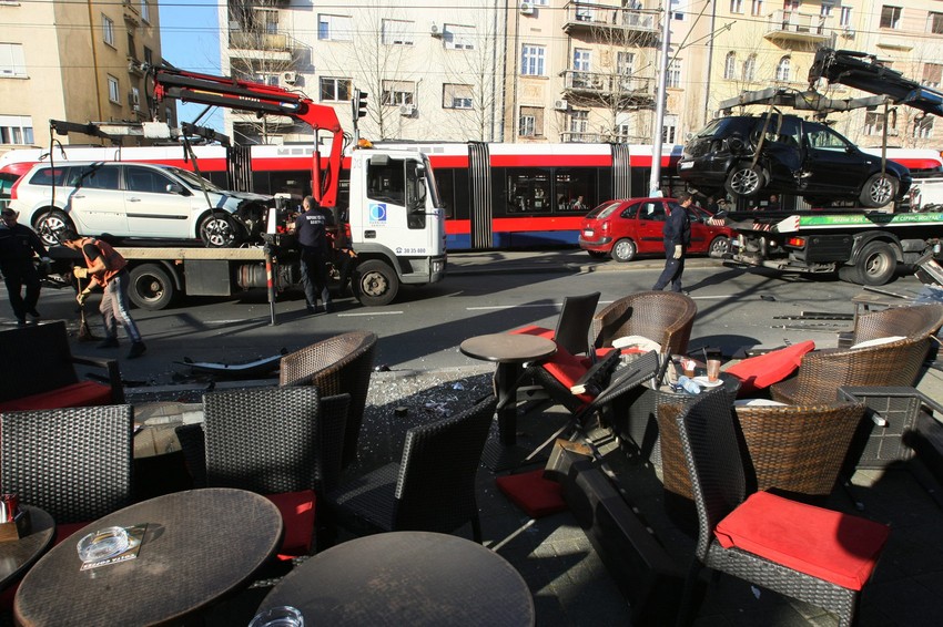 Nakon udesa ostale su porušene stolice i nepopijene kafe