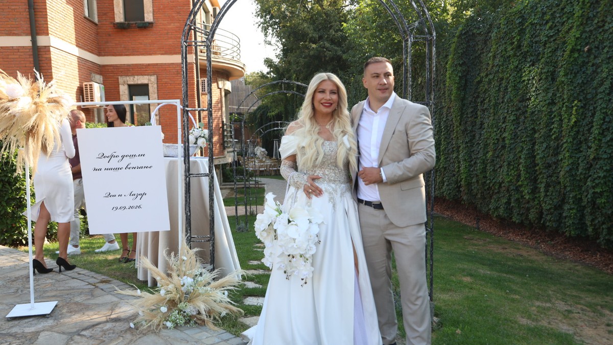 SEKU MLADENAČKU TORTU UZ "MARŠIRALA KRALJA PETRA GARDA" Dea Đurđević i muž sa svatovima u transu: Vatromet i prirodno cveće u šlagu (Video)