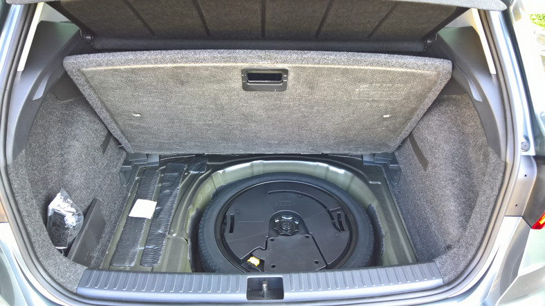 Pod podłogą bagażnika zmieszczono subwoofer Beats Audio w kole zapasowym. Nie zmniejsza bagażnika jak w nowym VW Polo. Seat Arona