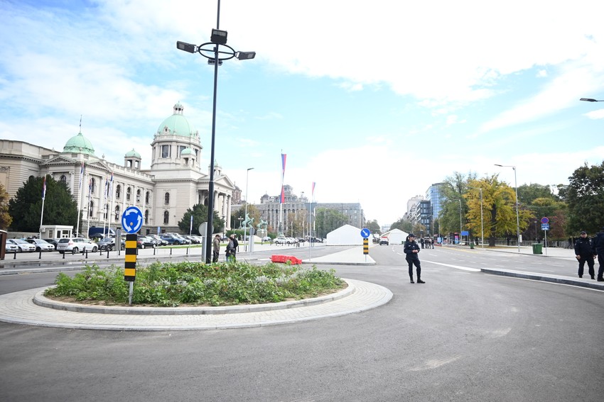 Ugašen požar ispred Skupštine